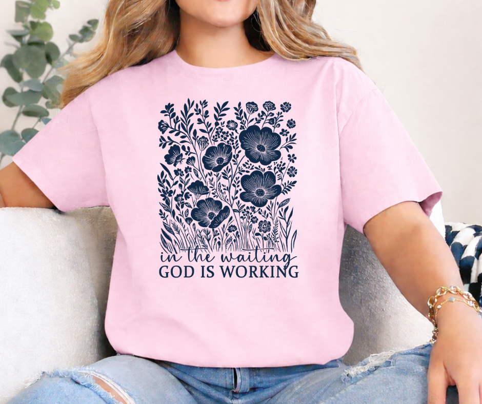 CAMISETA GOD IS WORKING