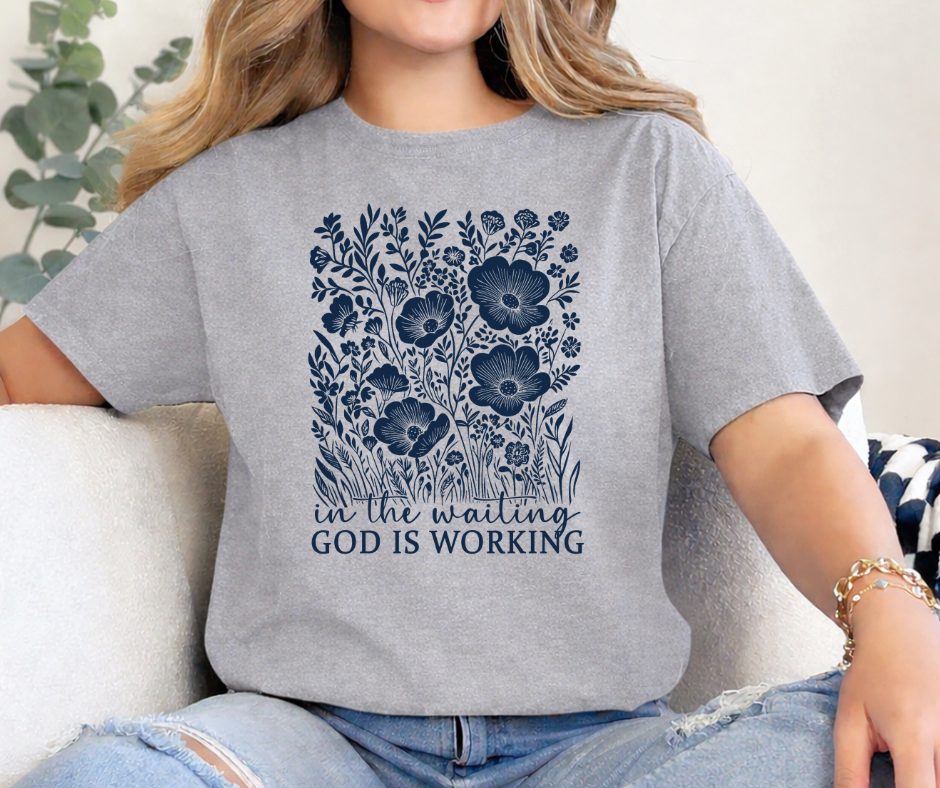 CAMISETA GOD IS WORKING