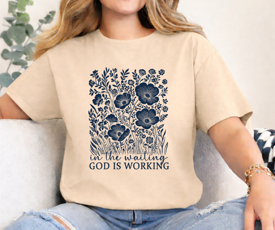 CAMISETA GOD IS WORKING