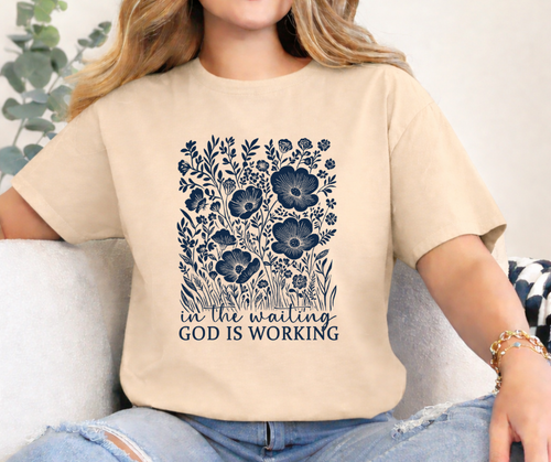 CAMISETA GOD IS WORKING