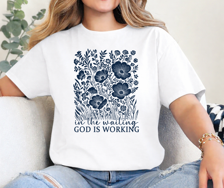 CAMISETA GOD IS WORKING